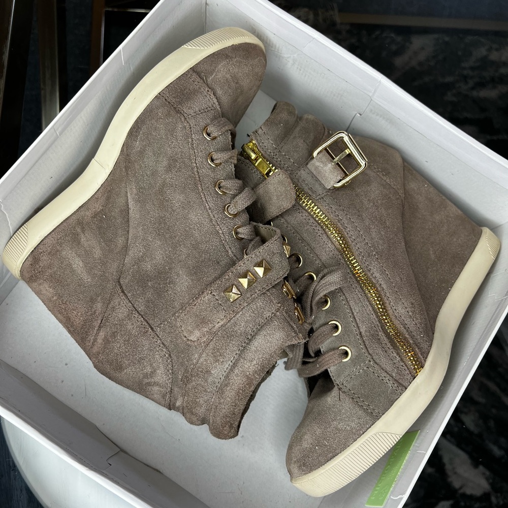 Steve Madden wedge size 8
